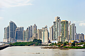  die neue Skyline der Stadt gesehen von Panama Viejo, Panama-Stadt, Republik Panama, Mittelamerika 