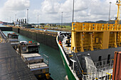 Containerschiff überquert die Gatun-Schleusen des Panamakanal, Republik Panama, Mittelamerika