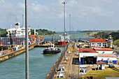  Schlepper überquert den Panamakanal Gatun-Schleusen, Republik Panama, Mittelamerika 