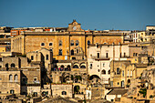 Aussicht auf den Palazzo dell'Annuniata und den Aussichtspunkt Guerricchio von Matera, Basilikata, Italien.