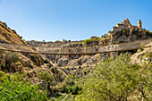 Menschen überqueren die Brücke von Park Murgia Materana (Parco della Murgia Materana), Matera, Basilikata, Italien.