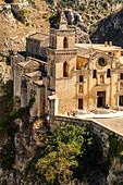  Kirche St. Peter und Paul (San Pietro Caveoso) mit dem Park Murgia Materana (Parco della Murgia Materana) im Hintergrund, Matera, Basilikata, Italien. 