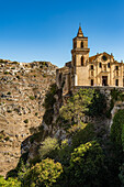  Kirche St. Peter und Paul (San Pietro Caveoso) mit dem Park Murgia Materana (Parco della Murgia Materana) im Hintergrund, Matera, Basilikata, Italien. 