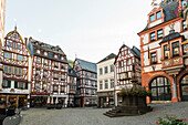 Marktplatz mit mittelalterlichen Fachwerkhäusern, Bernkastel-Kues, Mosel, Rheinland-Pfalz, Deutschland