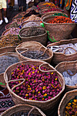 Körbe mit Weihrauch und traditionellen Waren, Marrakesch in Marokko