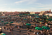 Jema el-Fnaa in Marrakesch in der alten historischen Medina in Marokko bei Sonnenuntergang.