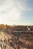 Jema el-Fnaa in Marrakesch in der alten historischen Medina in Marokko bei Sonnenuntergang.