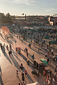 Jema el-Fnaa in Marrakesch in der alten historischen Medina in Marokko bei Sonnenuntergang