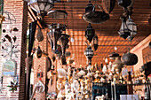 Lampengeschäft in der Nähe der alten historischen Medina von Marrakesch, Marokko