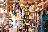 Waren und Einkaufsmöglichkeiten in der alten historischen Medina von Marrakesch, Marokko