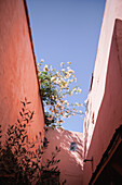 Hinterhof in der alten historischen Medina von Marrakesch, Marokko