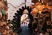 Waren und Einkaufsmöglichkeiten in der alten historischen Medina von Marrakesch, Marokko