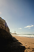 Surfer Strand von Rabat bei Flut mittags und hohe Wellen in Rabat, Marokko.