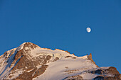 Mond ueberm Berg Gran Paradiso, Nationalpark Gran Paradiso, Aostatal, Italien