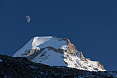 Mond ueberm Berg Ciarforon, Nationalpark Gran Paradiso, Aostatal, Italien