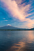 Blick vom Shoeji-See auf den Berg Fuji, Japan, Asien