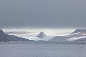 Berge im Bjornfjord am Smeerenburgbreen, Spitzbergen, Norwegen