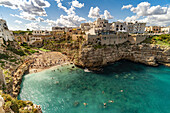 Stadtstrand Spiaggia Lama Monachile in Polignano a Mare, Apulien, Italien, Europa