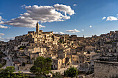 Stadtansicht mit den Höhlensiedlungen Sassi und der Kathedrale von Matera, Basilikata, Italien, Europa