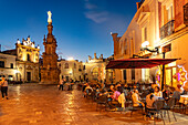  Restaurant on the Piazza Salandra with the column Guglia dell&#39;Immacolata at dusk, Nardo, Apulia, Italy, Europe 