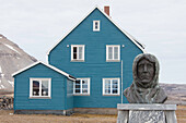 Büste norwegischer Polarforscher Roald Amundsen, Ny Alesund, Spitzbergen, Norwegen