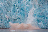 Kalbender Gletscher Kongsbreen, Kongsfjord, Spitzbergen, Norwegen