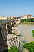 Puente Romano und Mezquita-Cathedral am Fluss Guadalquivir in Cordoba, Andalusien, Spanien