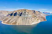 Luftbild der Berge in der Skansbukta, Billefjord, Spitzbergen, Norwegen