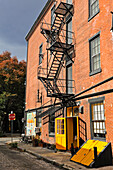 Emergency stairs on a brick building in Quarry Street,Philadelphie, Commonwealth  de Pennsylvanie,Etats-Unis, Amerique du Nord//Quarry Street, Philadelphia, Commonwealth  of Pennsylvania,Northeastern  United States,