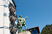 Bronzestatue von Juan Sebastian Elcano, spanischer Seefahrer, Schiffseigner und Entdecker aus Getaria, Provinz Gipuzkoa, Baskenland, Spanien, Europa