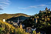  Evening atmosphere in Bacharach in autumn, old town with defense towers, Stahleck Castle and vineyards, Upper Middle Rhine Valley, Rhineland-Palatinate, Germany 