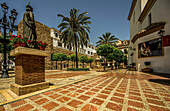 Plaza de la Eglesia mit Statue des Stadtpatrons San Bernabé, Marbella, Costa del Sol, Spanien