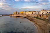  The city beach Spiaggia della Purità and the old town of Gallipoli, Apulia, Italy, Europe 