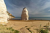 Felsen Pizzomunno am Strand Spiaggia di Castello in Vieste, Gargano, Apulien, Italien, Europa