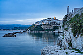 Die Altstadt von Vieste in der Abenddämmerung, Vieste, Gargano, Apulien, Italien, Europa