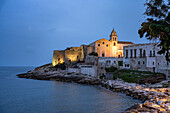  The church Chiesa di San Francesco at dusk, Vieste, Gargano, Apulia, Italy, Europe 