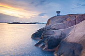 Leuchtfeuer an der Küste bei Lysekil, Bohuslän, Schweden