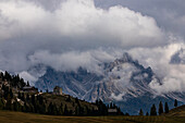 Blick von der Plätzalm zur Kristallo Gruppe in Wolken, Dolomiten, Südtirol, Italien