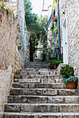 Enge Gasse mit alten Steinhäusern in Kroatien