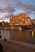  The Cathedral of Palma de Mallorca at night, Palma de Mallorca, Mallorca, Balearic Islands, Mediterranean Sea, Spain 