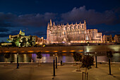  The Cathedral of Palma de Mallorca at night, Palma de Mallorca, Mallorca, Balearic Islands, Mediterranean Sea, Spain 