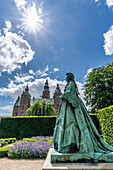  Rosenborg Royal Garden, Kongens Have, statue of Queen Caroline Amalie Augustenburg. Rosenborg Castle, Copenhagen, Denmark 