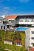  Poolbereich auf dem Dach des Rex Hotels, einem berühmten Luxus- und Businesshotel in Ho-Chi-Minh-Stadt, Vietnam 