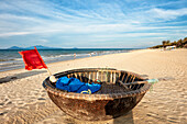  Traditionelles vietnamesisches Fischerboot am Strand von Cua Dai. Hoi An, Provinz Quang Nam, Vietnam. 