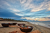  Traditionelle vietnamesische Korbboote am Cua Dai Beach in der Abenddämmerung. Hoi An, Provinz Quang Nam, Vietnam. 