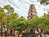  Außenansicht des achteckigen Phuoc-Dien-Turms an der Thien-Mu-Pagode. Hue, Vietnam. 