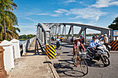  Menschen auf Fahrrädern fahren über die Truong Tien-Brücke. Hue, Vietnam. 