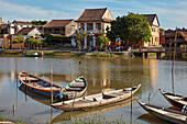  Traditionelle Holzboote auf dem Fluss Thu Bon. Antike Stadt Hoi An, Provinz Quang Nam, Vietnam. 