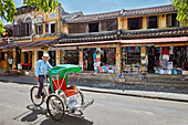  Eine Fahrradrikscha fährt durch die Altstadt von Hoi An. Provinz Quang Nam, Vietnam. 