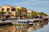  Bunte Boote auf dem Fluss Thu Bon in der Altstadt von Hoi An. Hoi An, Provinz Quang Nam, Vietnam. 